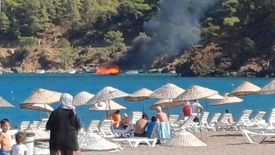 Antalya'da tur teknesi alev topuna döndü! Cayır cayır yanan tekne suya gömüldü - Resim : 2