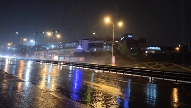 İstanbul'da sağanak yağış etkili oldu - Resim : 1