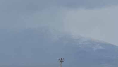Bitlis'te yüksek kesimlerde etkili oldu. Süphan Dağı'nın zirvesi beyaza boyandı - Resim : 1