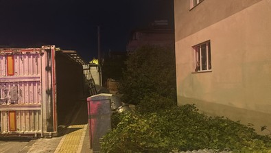 Kontrolden çıkan TIR devrildi! Yükü binanın bahçesine döküldü - Resim : 2