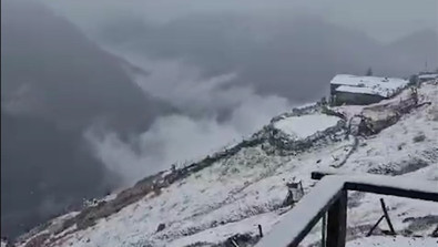 Rize'nin yaylaları beyaz örtü altına girdi! Çamlıhemşin sis denizi ardında kayboldu - Resim : 1