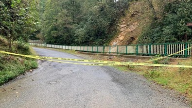 Rize'de heyelan! 3 ev toprak altında kaldı - Resim : 1