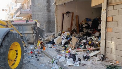 Antalya'da yaşadığı yerden 10 kamyon çöp çıktı. O sırada söyledikleri şaşkına çevirdi - Resim : 1