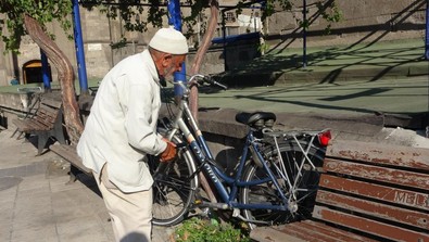 Bu dede yorulmaya karşı: Her gün 20 kilometre bisiklet sürüp bunu yapıyor! Tam 79 yaşında! - Resim : 1