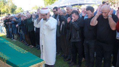 Gülşen'in babası son yolculuğuna uğurlandı! Üzen detay cenazede ortaya çıktı - Resim : 1
