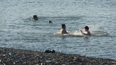 Görüntüler Antalya'yı aratmadı. Türkiye'nin o şehrinde kasım ayında denize girdiklerine kimse inanamadı - Resim : 2