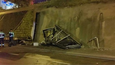 Otobüs durağına çarpan otomobil dehşet saçtı! Çok sayıda yaralı var! - Resim : 1