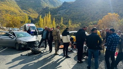 Şırnak'ta feci kaza! 2 otomobil çarpıştı: 6 kişi yaralandı - Resim : 1