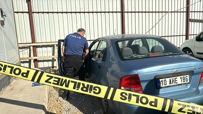 Antalya'da park halindeki otomobilde yarı çıplak erkek cesedi bulundu! - Resim : 1