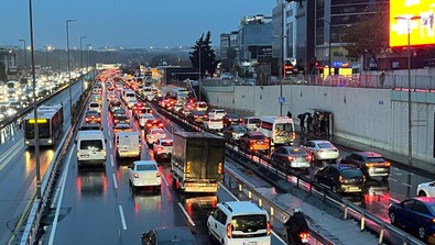 İstanbul trafiğini lodos vurdu! Vatandaşlar zor anlar yaşadı: Trafik yoğunluğu yüzde 90'a ulaştı - Resim : 1