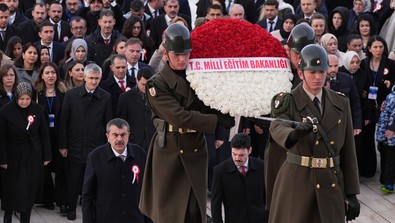 Bakan Yusuf Tekin'den Anıtkabir'e ziyaret - Resim : 1