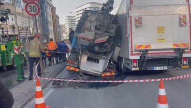 Güngören'de yol çöktü; 2 kamyon çukura düştü! Yol geçici olarak trafiğe kapatıldı - Resim : 1