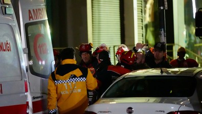 Güngören'de çöken binanın altında kalan işçiyi arama çalışmalarında 30 saat geride kaldı - Resim : 1