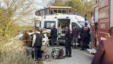 Sakarya'da feci kaza! Otomobil ile kamyon çarpıştı: Anne ve oğlu kurtarılamadı - Resim : 1