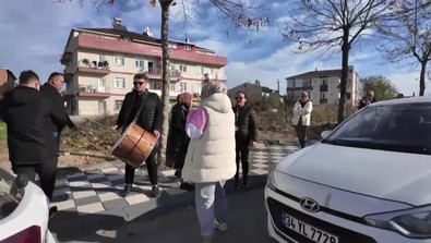 3'üncü denemede sınavı geçti, davullu zurnalı kutlama yaptı - Resim : 1