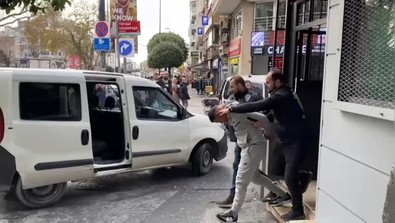 Fatih'te korku dolu anlar! Sevgilisini boğazına bıçak dayayarak rehin aldı - Resim : 1
