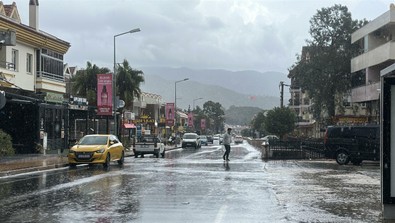 Meteoroloji'den Muğla'ya uyarı gelmişti! O ilçede hafta sonu başladı, cadde ve sokaklar suyla doldu - Resim : 1