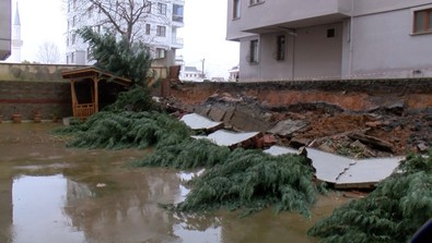 Çekmeköy'de sağanak yağış nedeniyle bir binaya ait istinat duvarı çöktü! - Resim : 1