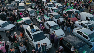 Suriye’nin dört bir yanından Şam’a akın! On binlerce insan Esad rejiminin çöküşünü kutluyor - Resim : 1