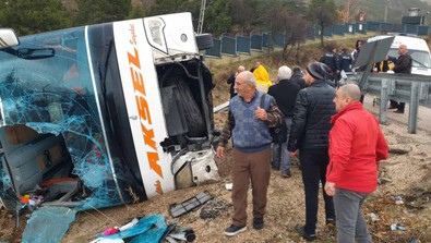 Isparta'da yolcu otobüsü devrildi: Ölü ve yaralılar var! - Resim : 2