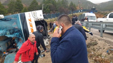 Isparta'da yolcu otobüsü devrildi: Ölü ve yaralılar var! - Resim : 1