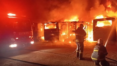 Burdur'da feci yangın! Duraktaki otobüsler cayır cayır yandı: İtfaiye ekipleri yangını saatler sonra söndürebildi - Resim : 1