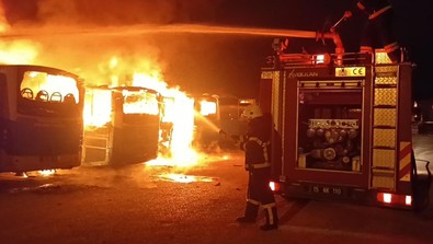 Burdur'da feci yangın! Duraktaki otobüsler cayır cayır yandı: İtfaiye ekipleri yangını saatler sonra söndürebildi - Resim : 2