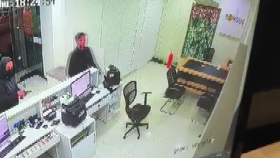 Döviz bürosunda dehşet: Gasp etti, rehin aldı! O anlar güvenlik kamerasına yansıdı - Resim : 1