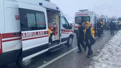 Erzincan'da yolcu otobüsü şarampole devrildi! Çok sayıda ekip sevk edildi - Resim : 1