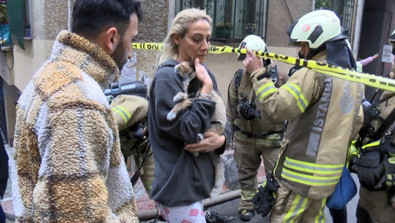 Beyoğlu'nda yangından etkilenen kedi kalp masajı ile kurtuldu! - Resim : 1