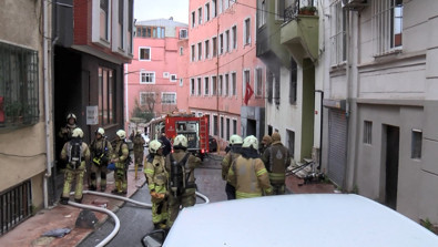 Beyoğlu'nda yangından etkilenen kedi kalp masajı ile kurtuldu! - Resim : 2