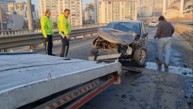 Kırıkkale'de buzlanma nedeniyle iki otomobil ve bir minibüs çarpıştı: 6 kişi yaralandı! - Resim : 1