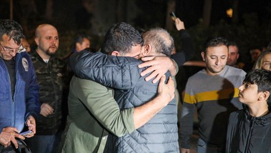 Ferdi Tayfur'un sevenleri gözyaşlarına boğuldu! Hastane önüne akın ettiler: "Çocukluğumuzu kaybettik" - Resim : 2
