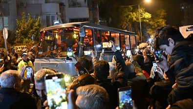 Ferdi Tayfur'un sevenleri gözyaşlarına boğuldu! Hastane önüne akın ettiler: "Çocukluğumuzu kaybettik" - Resim : 1