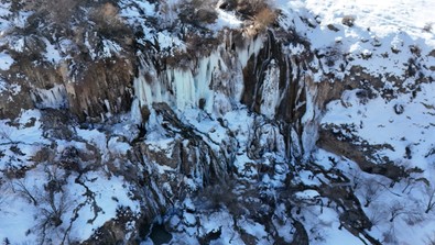 Hava sıcaklığının -15 dereceye kadar düştüğü Erzincan'da 2 metrelik sarkıtlar dikkat çekti - Resim : 1