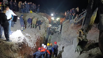 Amasya'da su kuyusu çalışmasında göçük: Toprak altında kalan işçilerden acı haber - Resim : 1