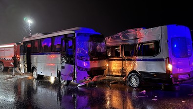 Manisa'da korkunç kaza: 2 işçi servisi çarpıştı, 35 yaralı var! - Resim : 1