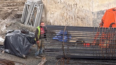 Gaziosmanpaşa'da yürek yakan olay! Üstüne 1 tonluk kepçe kovası düşen işçi öldü! Arkadaşları sinir krizi geçirdi - Resim : 2