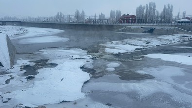 Kışın en sert geçtiği illerden biri olan Ağrı'daki Murat Nehri'nin son hali dronla görüntülendi - Resim : 1