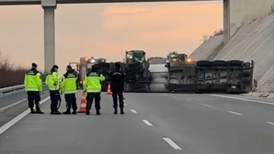 Bursa-İzmir otobanında tanker devrildi! Trafik felç oldu - Resim : 1