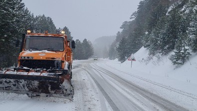 Kar kalınlığı 40 santimetreye ulaştı! Yol ağır vasıtalara kapatıldı - Resim : 2