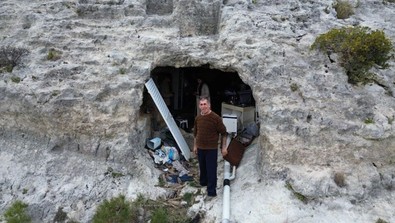Hatay'da depremde evi yıkıldı, 55 yaşındaki adam 2 yıldır mağarada yaşıyor! "Yatağımda yılan bulduğum oldu" - Resim : 1