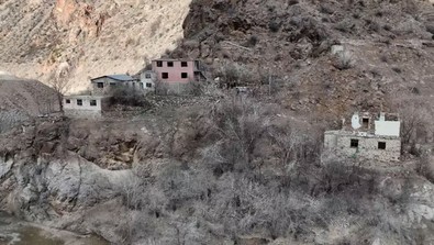 Baraj suları çekilince ortaya çıktı! Asırlık köyün kalıntıları görenleri şaşırttı - Resim : 1