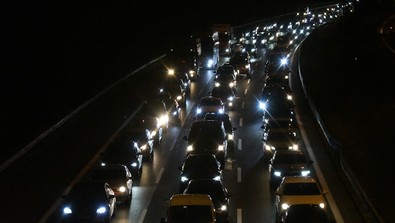 Bayram dönüşü trafiği başladı! Yollar kilitlendi - Resim : 1