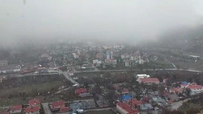 İlkbaharın gelişiyle çiçeklerin açtığı Tunceli'ye uyarı gelmişti. Sürpriz yağış etkili olunca kentte iki mevsim bir arada yaşandı - Resim : 1