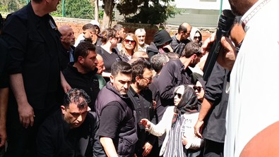 Tarkan annesine gözyaşları içinde veda etti! Yakın dostları Sibel Can ve Cem Yılmaz yalnız bırakmadı - Resim : 2