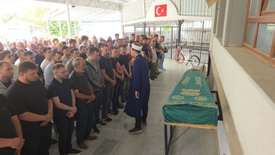 İlk babası görmüştü! Balta ile öldürülen genç toprağa verildi - Resim : 1