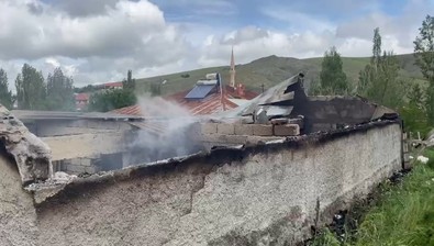 Aynı anda köyün 6 yerinde yangın çıktı. Ev, traktör ve ahırlar kullanılamaz hale geldi. 13 büyükbaş yanarak can verdi - Resim : 1