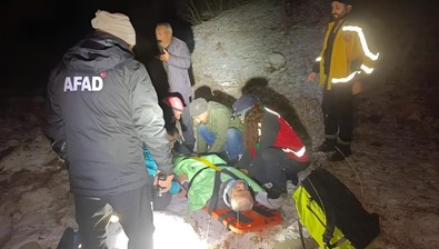 Kayıp olarak aranan adamın kayalıklardan düştüğü ortaya çıktı, 4 saatlik çalışmayla kurtarıldı! - Resim : 1