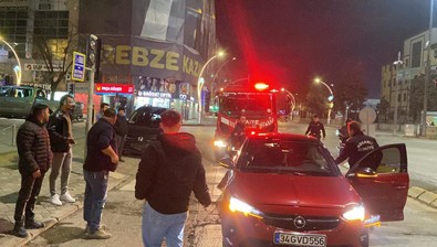 İki araç çarpıştı: Yaralı var - Resim : 1